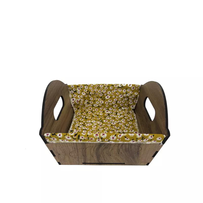 כלי מעץ- פרחוני צהוב עם חריטה של כיכר לחם של חברת דקל בע"מ